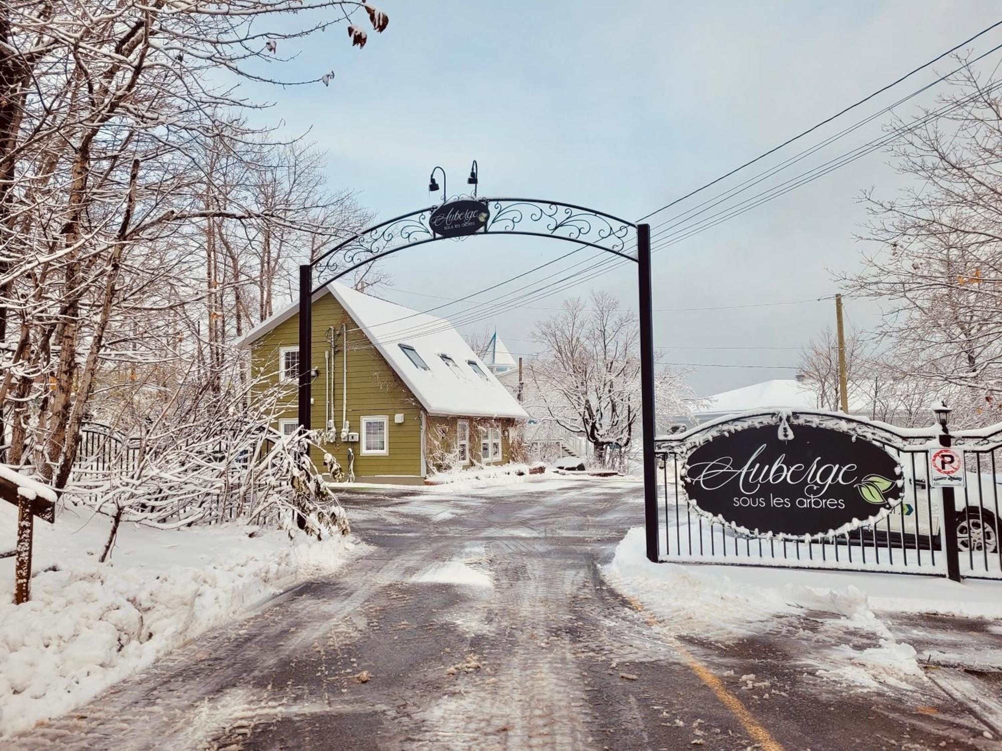 Auberge Sous Les Arbres Gaspe Exterior photo