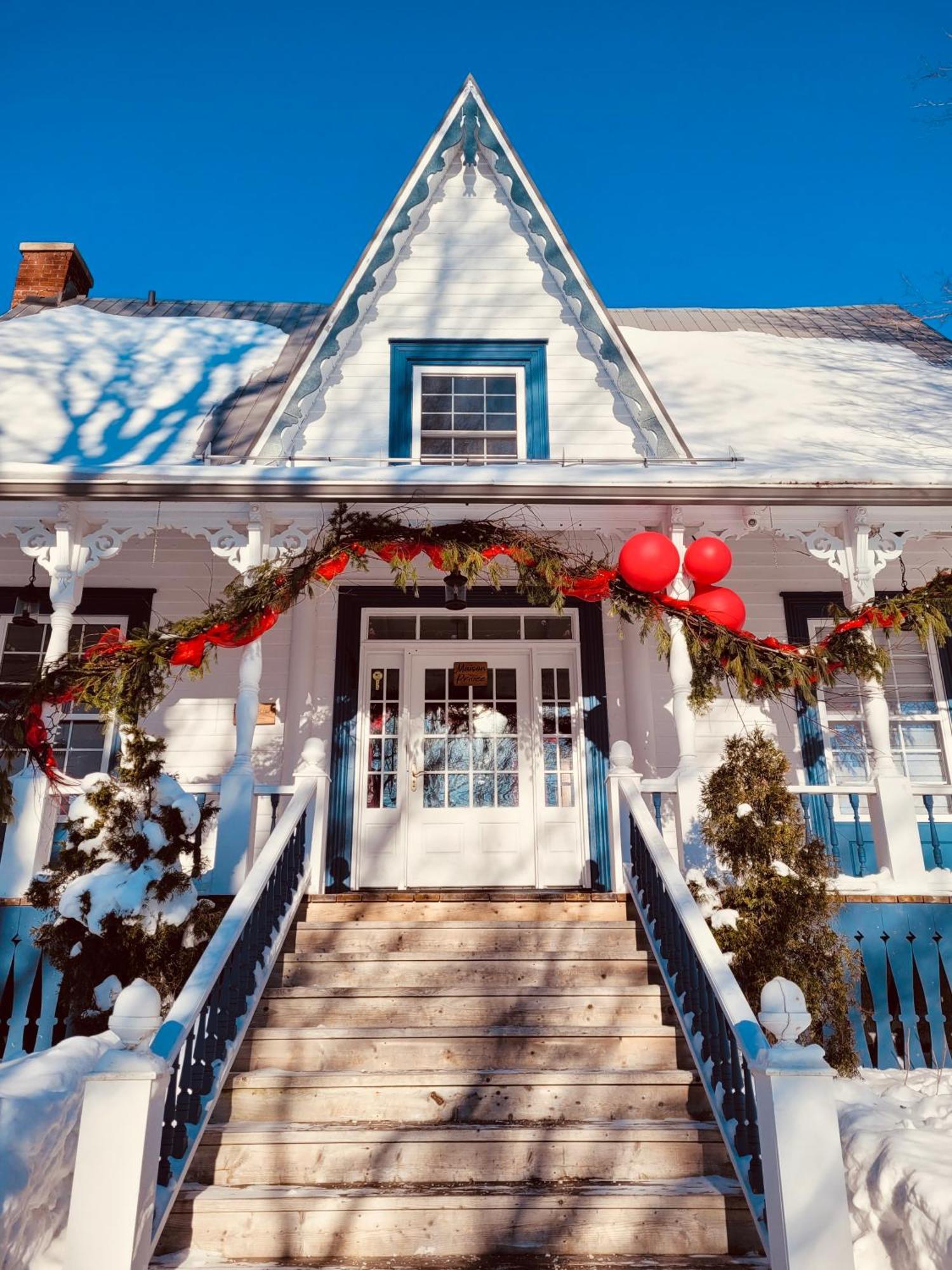 Auberge Sous Les Arbres Gaspe Exterior photo