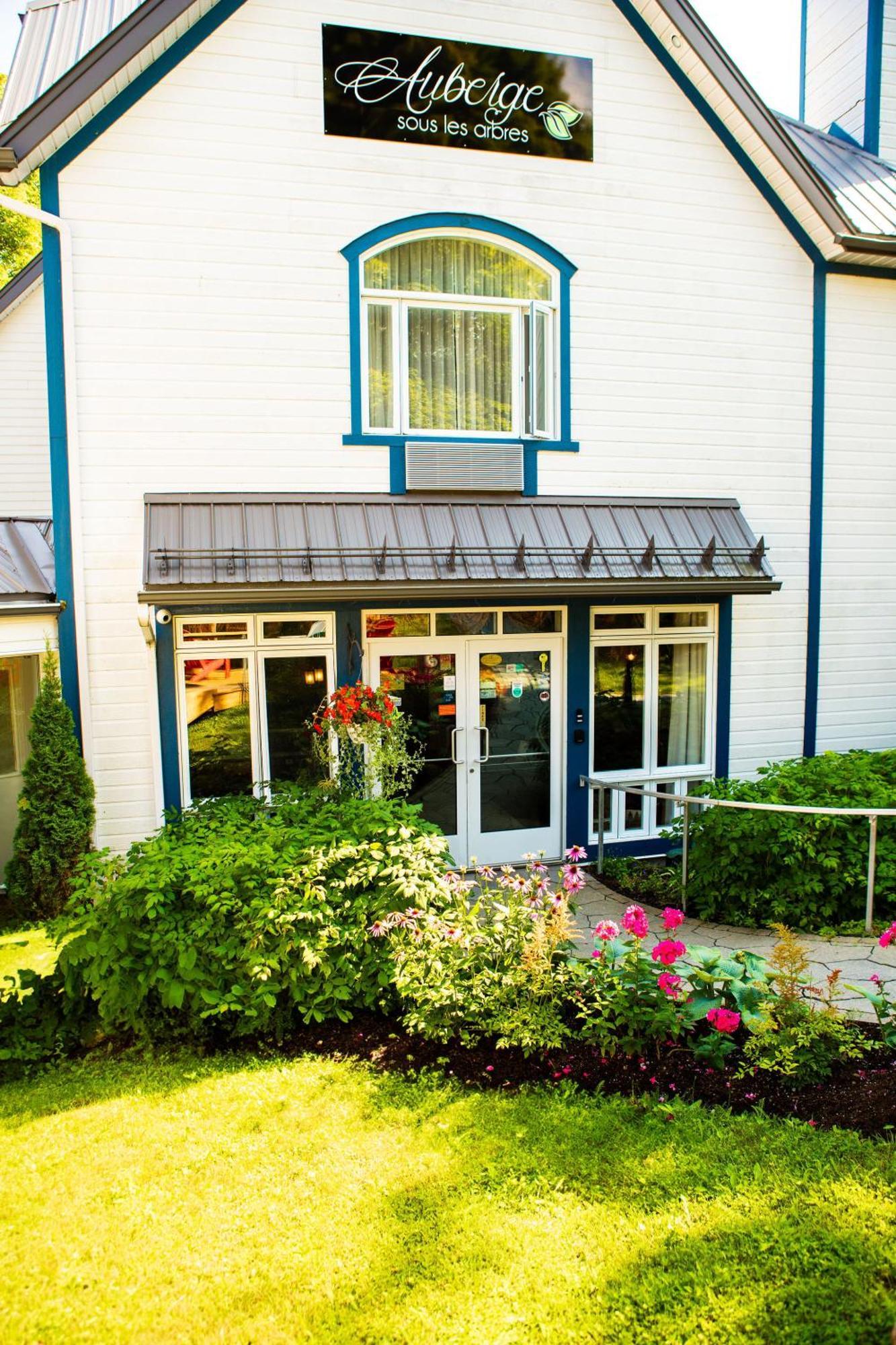Auberge Sous Les Arbres Gaspe Exterior photo