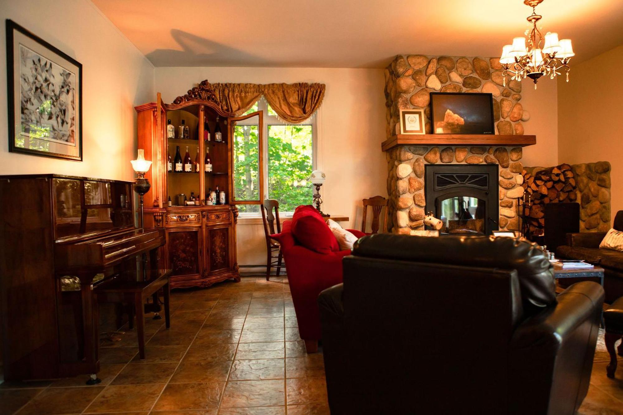Auberge Sous Les Arbres Gaspe Exterior photo